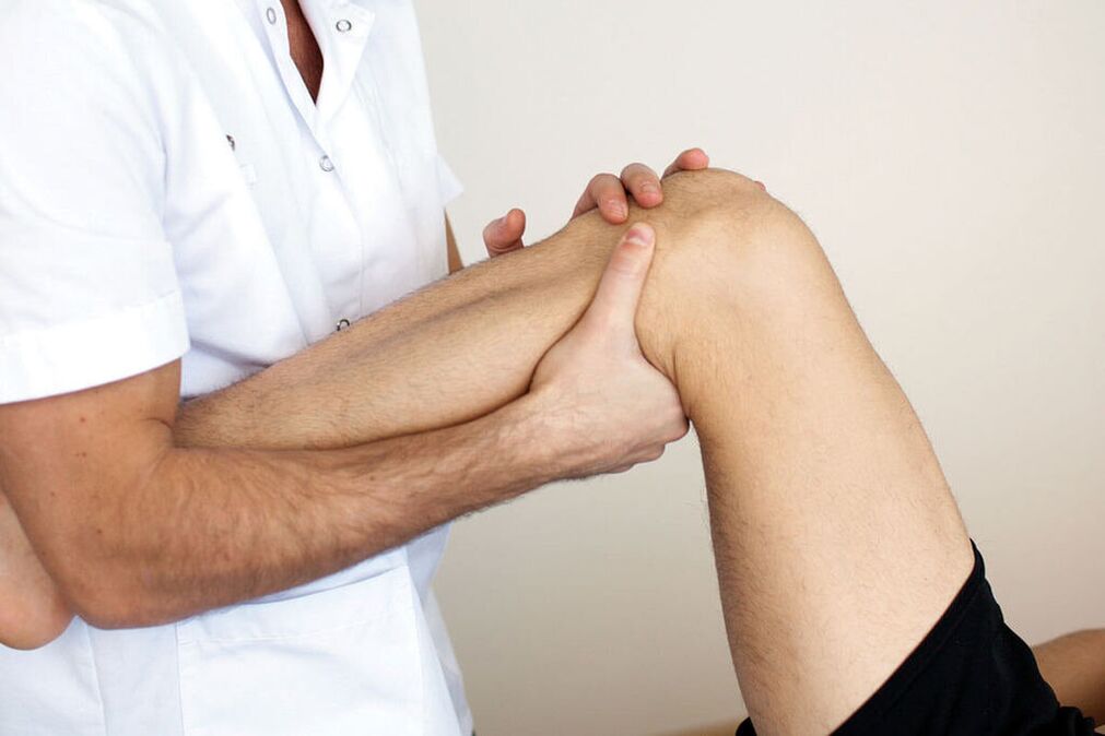 doctor examining an arthritic knee